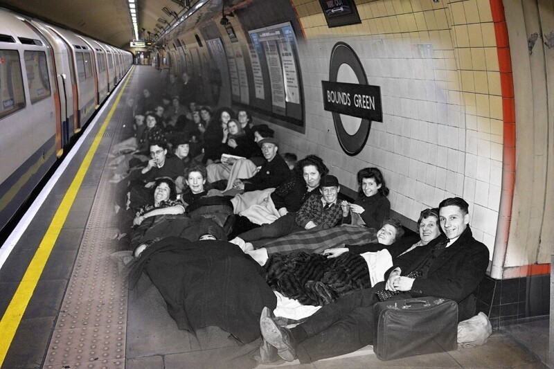 Призраки лондонцев скрываются от воздушного налета в метро, 1940 и 2016 года.