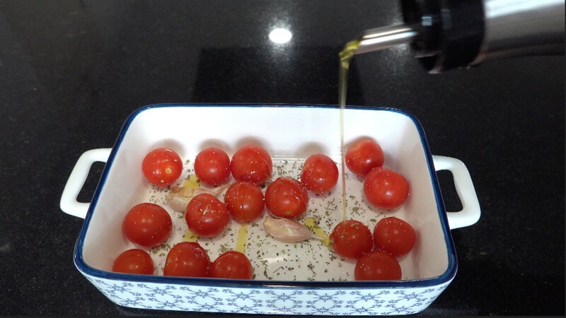 Полента с сыром, томатами, и базиликом