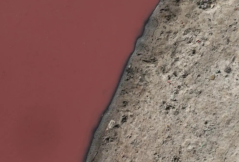 На одном участке, где сосредоточено много неэкологичных производств, Ганг и вовсе окрашивается в грязно-красный цвет.