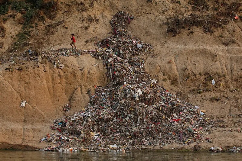 Бытовой мусор тоже не стесняются утилизировать на берегах реки.