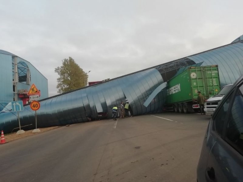 Движение транспорта по трассе М-10 в Любани в Тосненском районе Ленобласти оказалось полностью перекрыто.