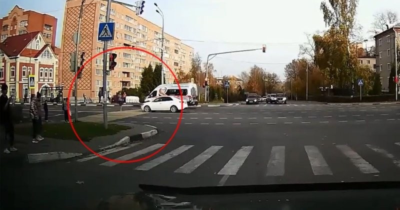 В Сергиевом Посаде ребенок  перебегал дорогу на красный и попал под машину