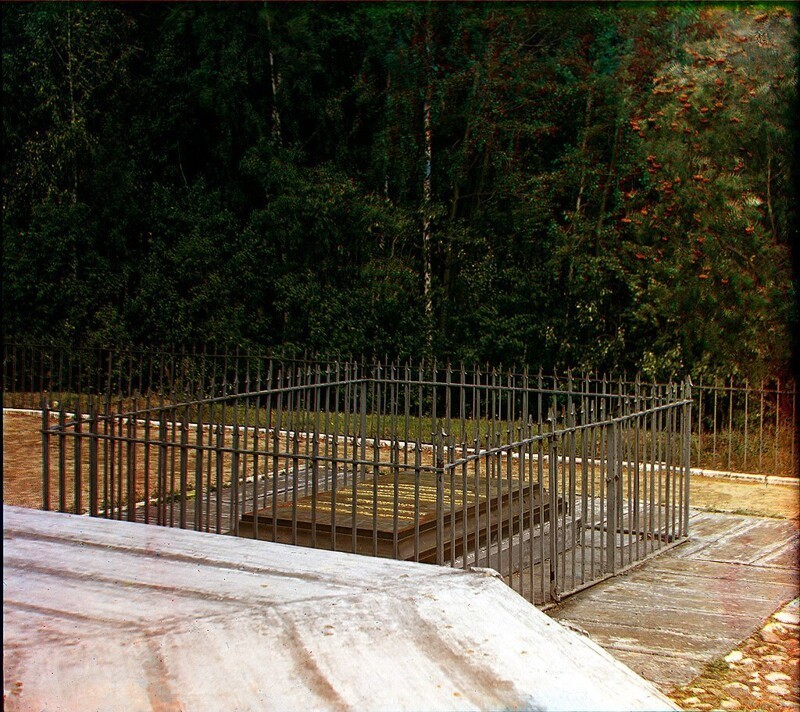 Могила Багратиона у памятника на редуте Раевского. Бородино, 1911