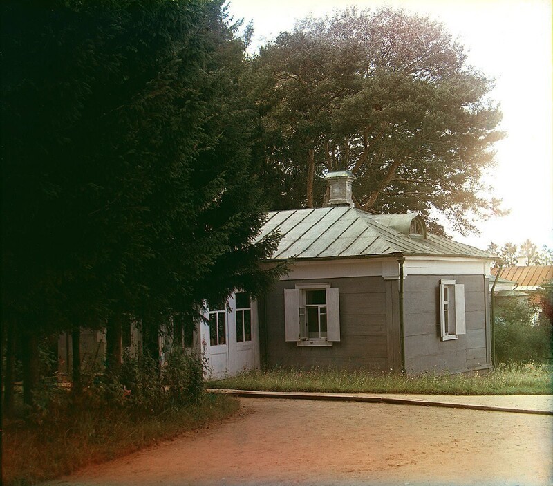 Сторожка в Спасо-Бородинском монастыре, где жила основательница монастыря Тучкова. Бородино, 1911