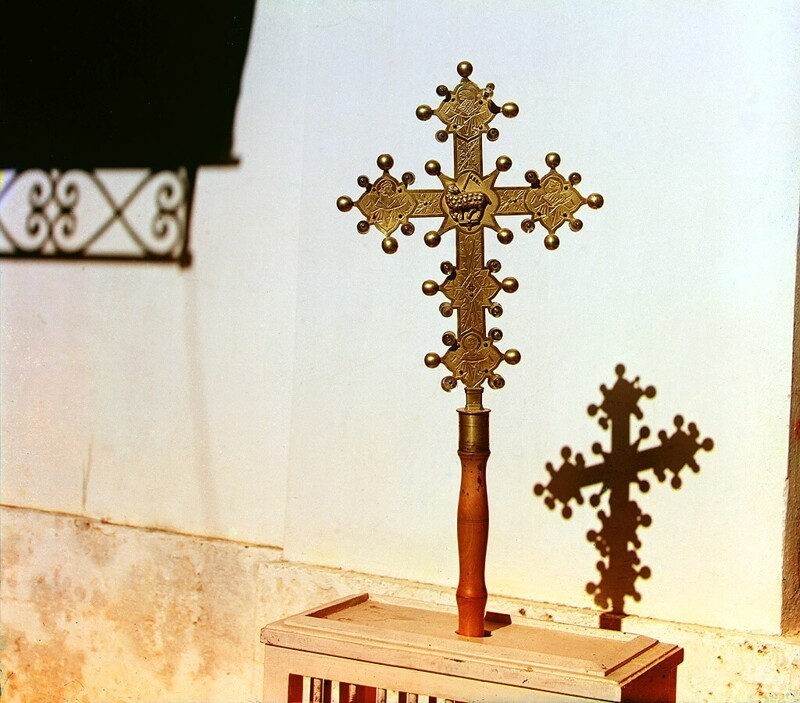 Обратная сторона креста в Бородинской церкви. Бородино