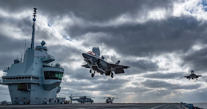 HMS Queen Elizabeth — авианосец КВМФ Великобритании, головной из серии типа «Королева Елизавета». Введён в эксплуатацию в декабре 2017 года, а достижение боевой готовности на 2020 год. (Фото Kyle Heller):