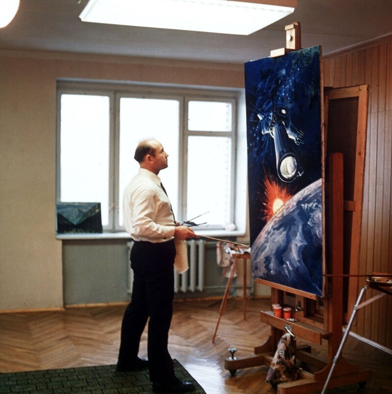 Космонавт Алексей Леонов за работой в своей художественной мастерской. 1979 год.