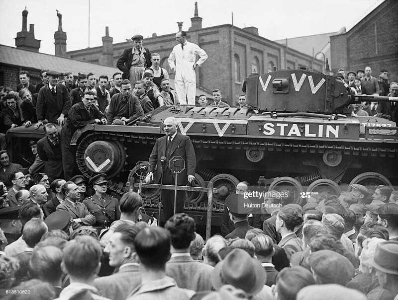 Посол И. Майский выступает с речью перед британскими рабочими, делающими танки для СССР. Бирмингем. 1943 г.