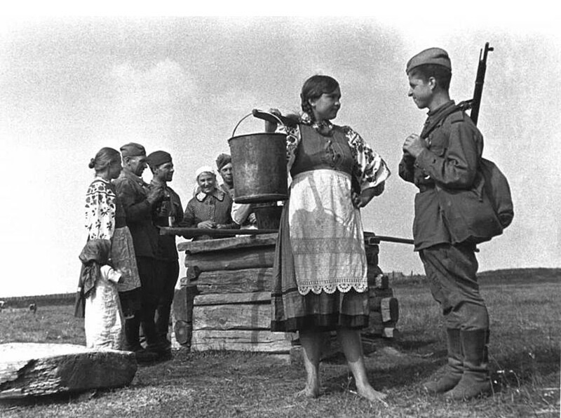 Девушка и солдат у колодца.  Марк Марков-Гринберг, 1944 год, Белорусская ССР