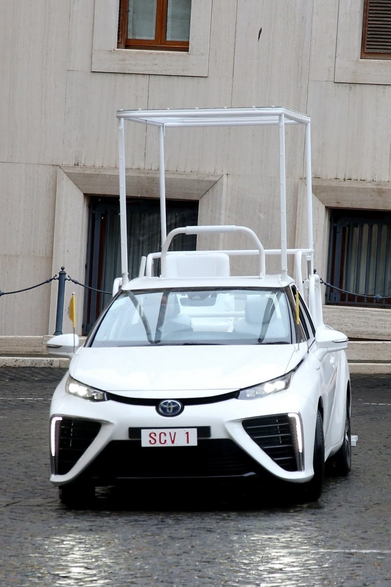 Toyota Mirai — новый экологичный автомобиль Папы Франциска