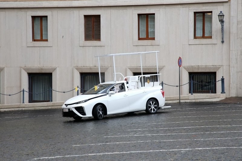 Toyota Mirai — новый экологичный автомобиль Папы Франциска