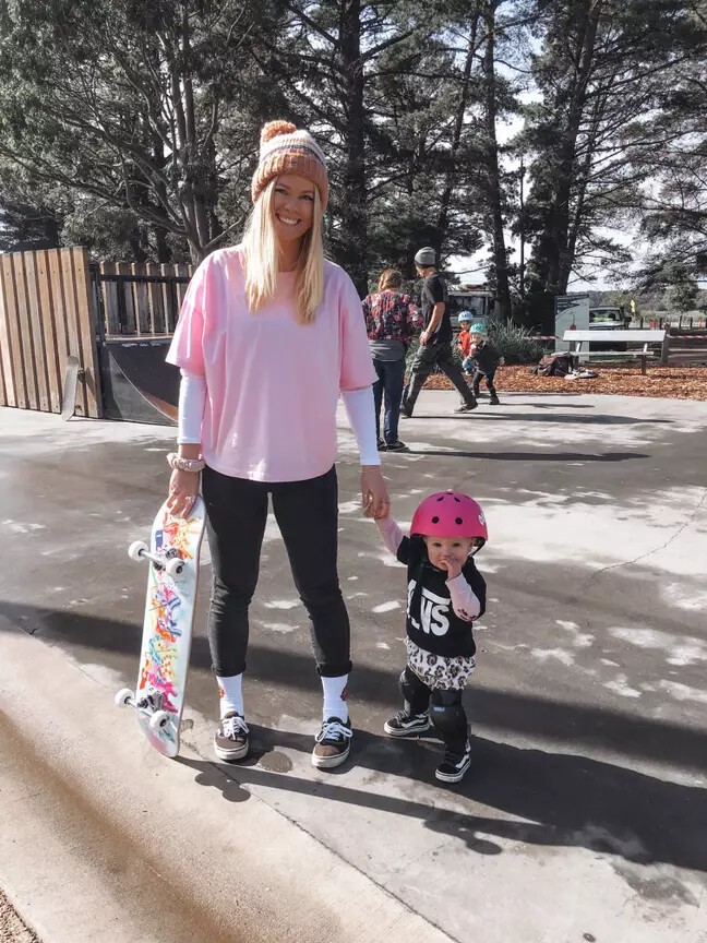 2-летняя Коко - самая маленькая скейтерша и сноубордистка