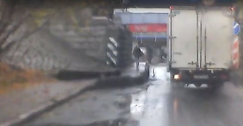 Самонадеянный водитель "ГАЗели" не проехал под мостом в Санкт-Петербурге