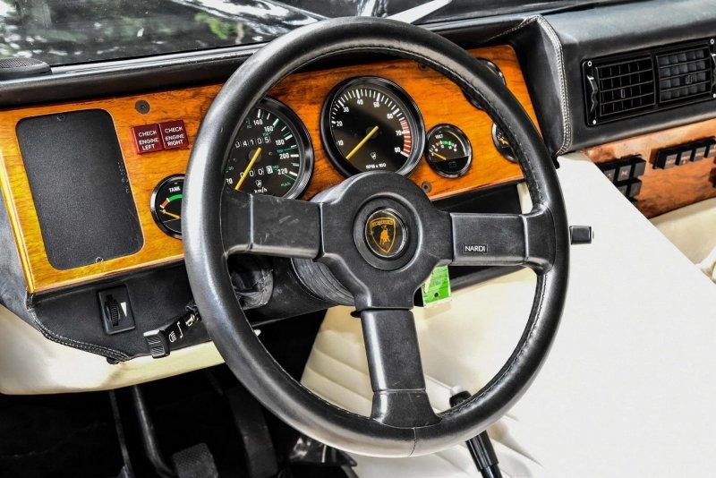 Внедорожник Lamborghini LM002 1989 года с минимальным пробегом ищет нового состоятельного владельца