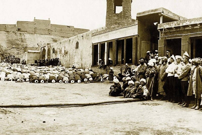 Бухара. Намаз на площади перед главными воротами Арка. 1860-е годы.