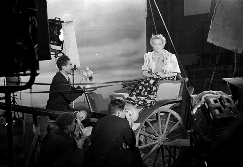 абочий процесс съемки фильма "Кубанские казаки" на студии "Мосфильм"; в центре: актриса М. Ладынина. 1949 г.