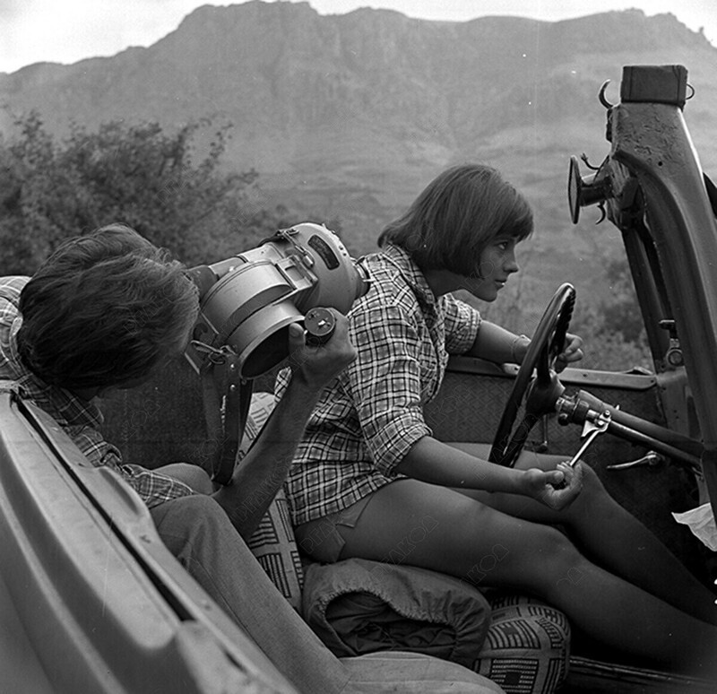 Оператор фильма "Кавказская пленница" К. Бровин и актриса Н.В. Варлей во время съемок одного из эпизодов фильма, Крым, 1966г.