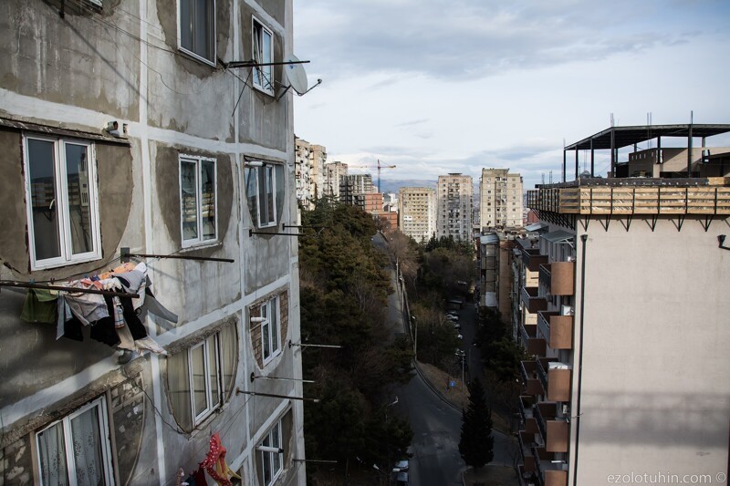 Зачем в Грузии построили мосты между советскими панельками