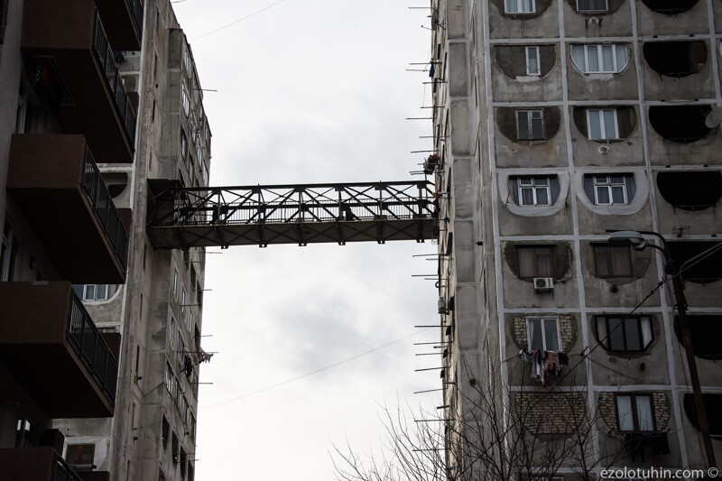 Зачем в Грузии построили мосты между советскими панельками