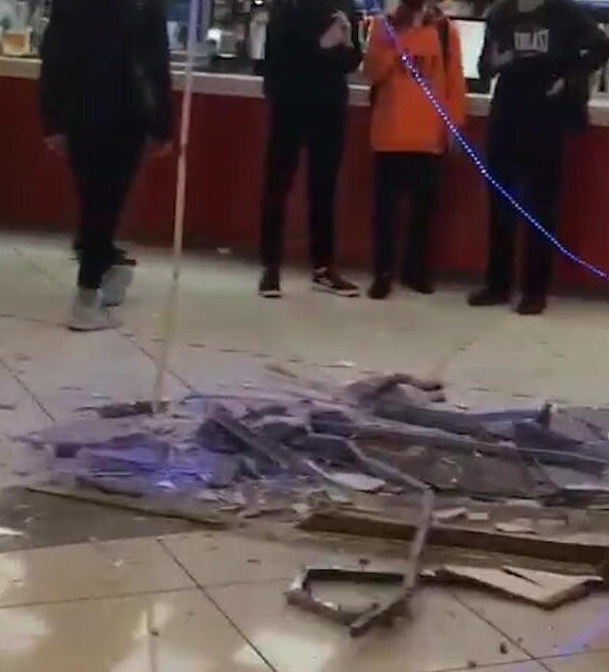На фудкорте московского ТЦ потолок рухнул на головы посетителей: видео