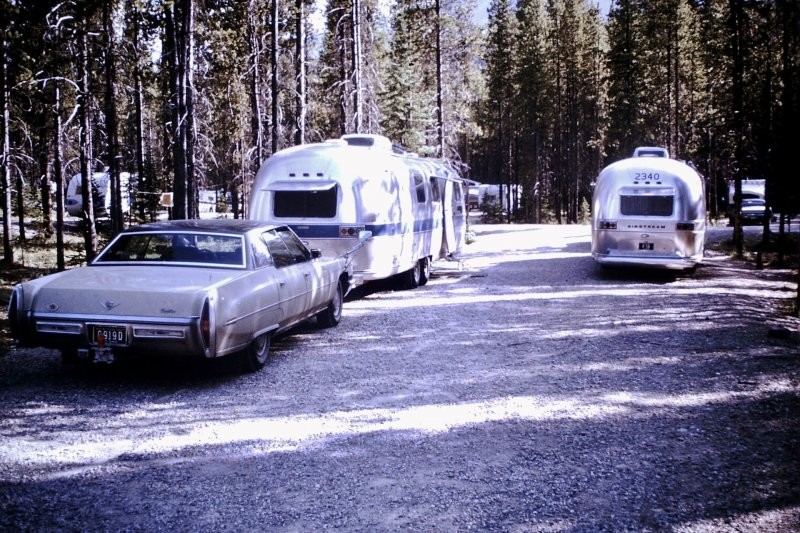 Автомобили Cadillac и трейлеры  Airstream на старых фотографиях из США