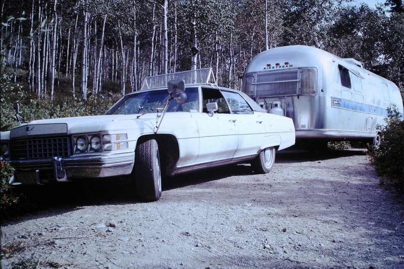 Автомобили Cadillac и трейлеры  Airstream на старых фотографиях из США