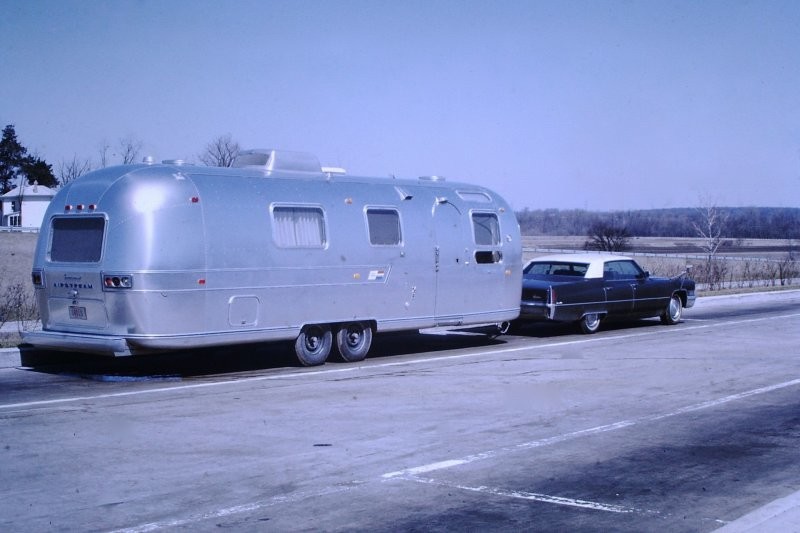 Автомобили Cadillac и трейлеры  Airstream на старых фотографиях из США