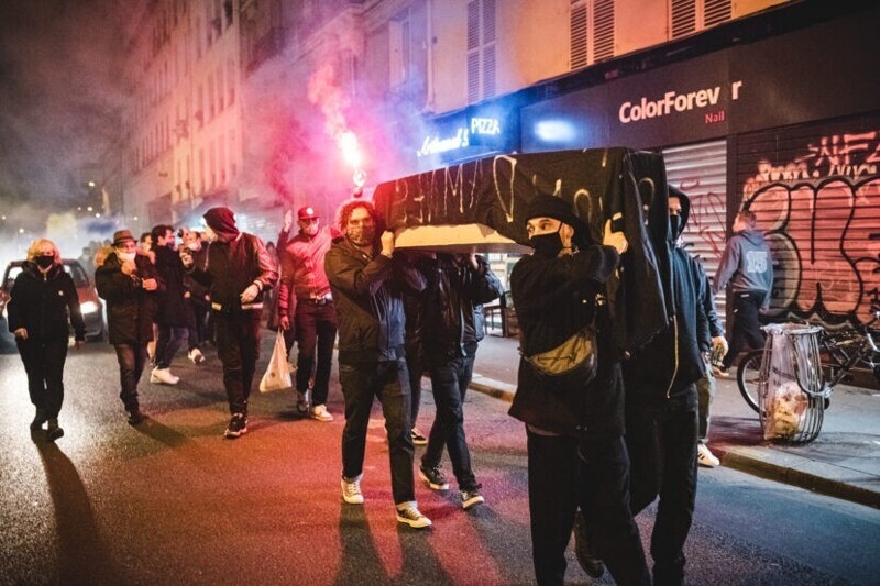 "Это смерть бизнеса": в Париже протестующие "похоронили" бары и рестораны