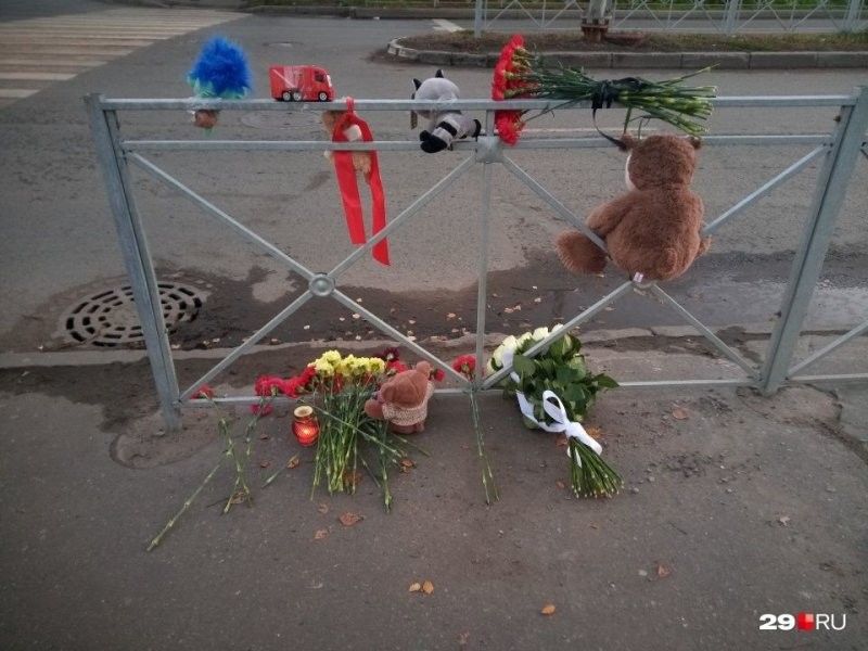 К месту ДТП, где погиб ребенок, люди приносят цветы и игрушки.