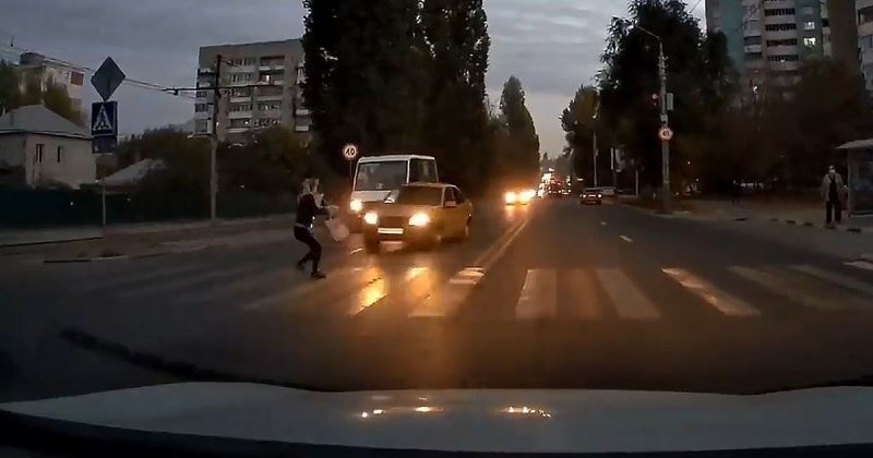 Автомобилист едва не сбил девушку на пешеходном переходе в Саратове