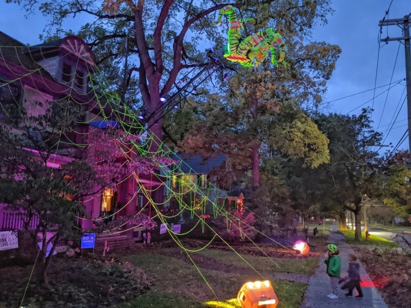 Семья украсила дом к Хэллоуину гигантским движущимся пауком