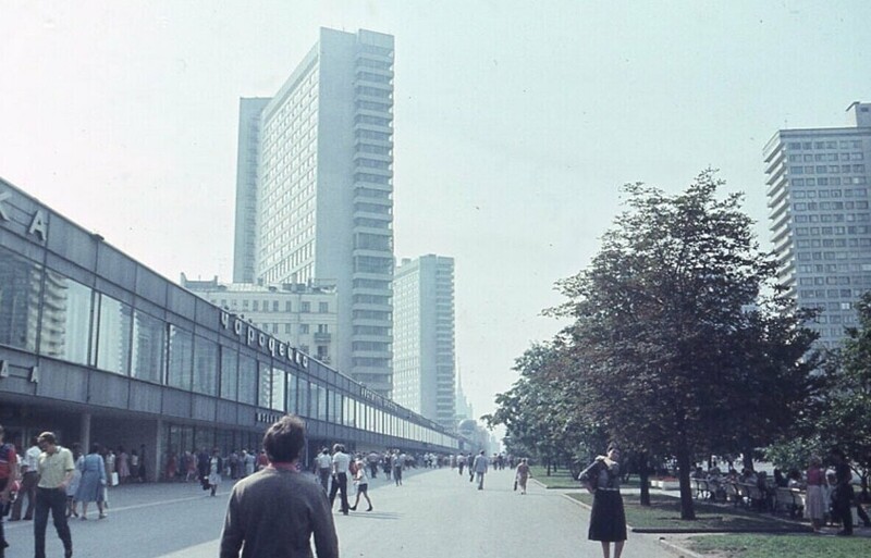 7. Проспект Калинина, который превратился в улицу Новый Арбат, кадр 1985 года