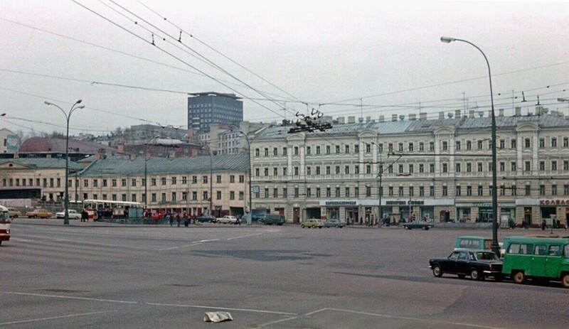 25. Площадь Ногина в 1990-х годах переименовали в Славянскую, кадр из 1978-1980 гг