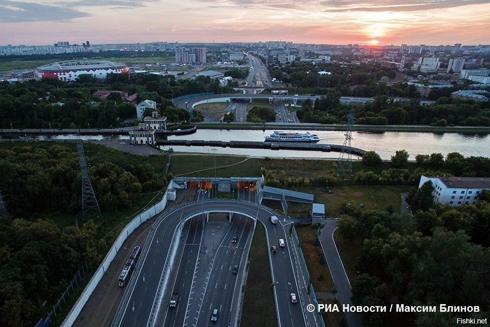 Канал над каналом. Волоколамское шоссе мост канал. Акведук над Волоколамским шоссе. Тушинский тоннель под каналом им.Москвы. Мост канал акведук на Волоколамском шоссе.