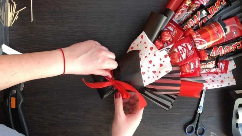 15 способов сделать букет из конфет своими руками - Лайфхакер