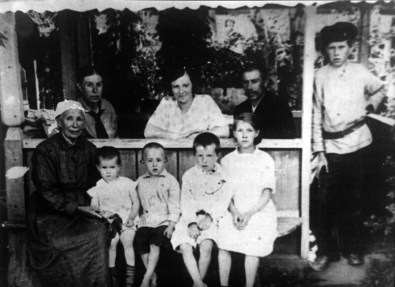 Семья П.Ф. Пономарева. На обратной стороне снимка надпись: Усолье лето 1917. в беседке дома.