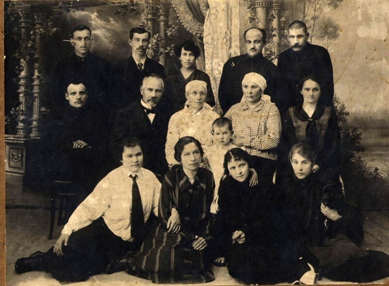 Семья Приска Пономарёва. Фото сделано в павильоне фотографа Лисовского.