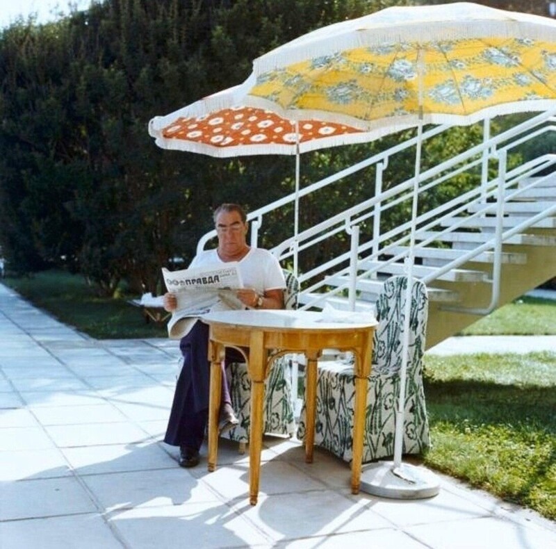 Леонид Брежнев читает газету «Правда», Крым, 1970-е