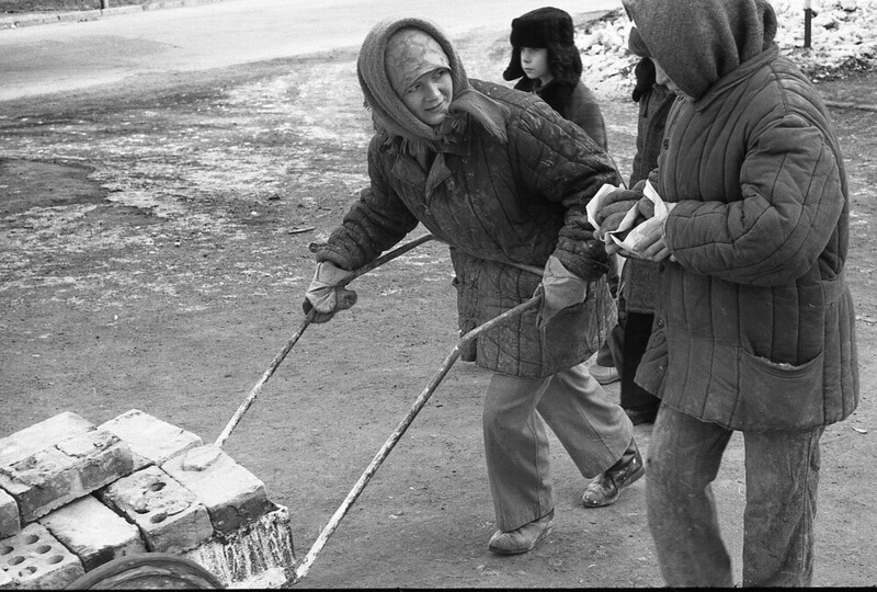 Женщины с беляшами и телегой кирпичей, Новокузнецк, 1981 год