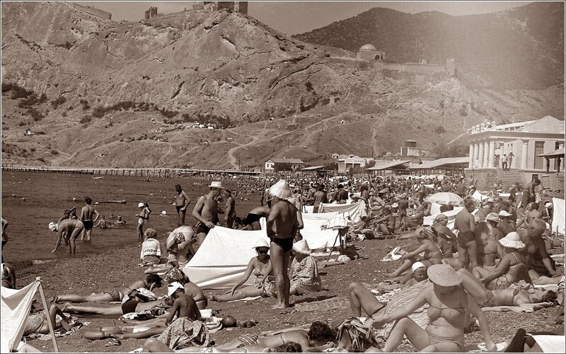 На пляже в Судаке, 1965 год