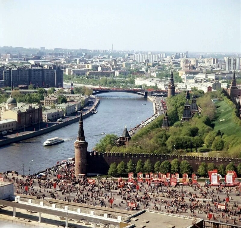 Первомайская демонстрация в Москве, 1975 год