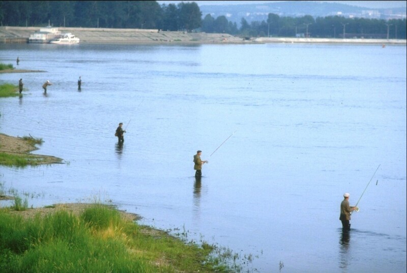 Рыбаки на набережной реки Ангара, 1990 год