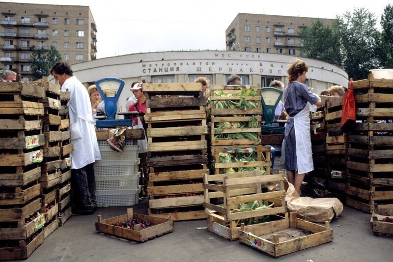 Торговля овощами у метро Щербаковская, Москва, 1989 год