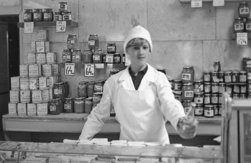 Студентка в магазине на практике, Ленинград, 1969 год