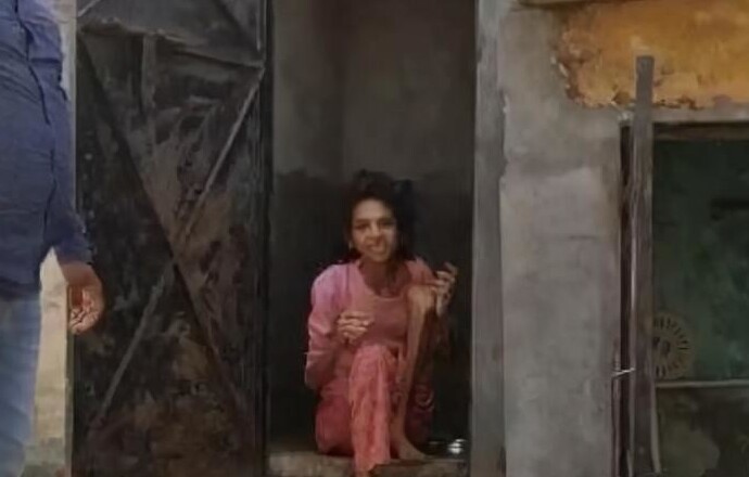В Индии спасли женщину, 18 месяцев просидевшую в сортире по вине мужа: видео