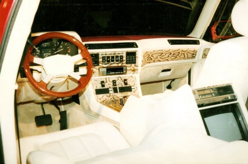 Верх вульгарности тюнинга 80-х: салон с отделкой кожей питона и 24-каратным золотом