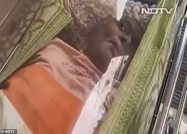 74-летний индиец ожил в гробу