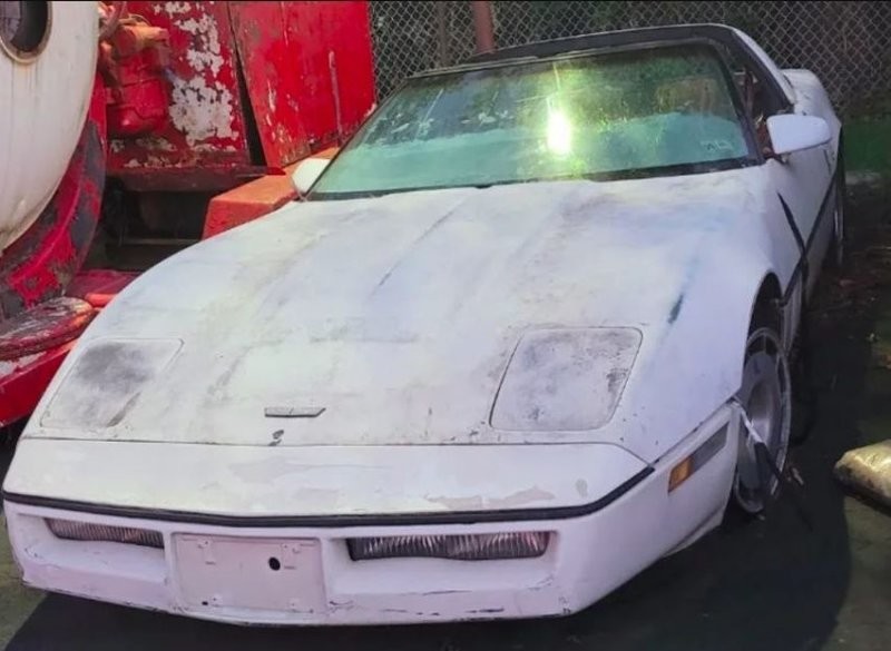 Залитый цементом Chevrolet Corvette бросили гнить под открытым небом