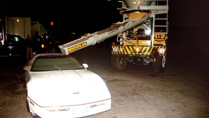 Залитый цементом Chevrolet Corvette бросили гнить под открытым небом
