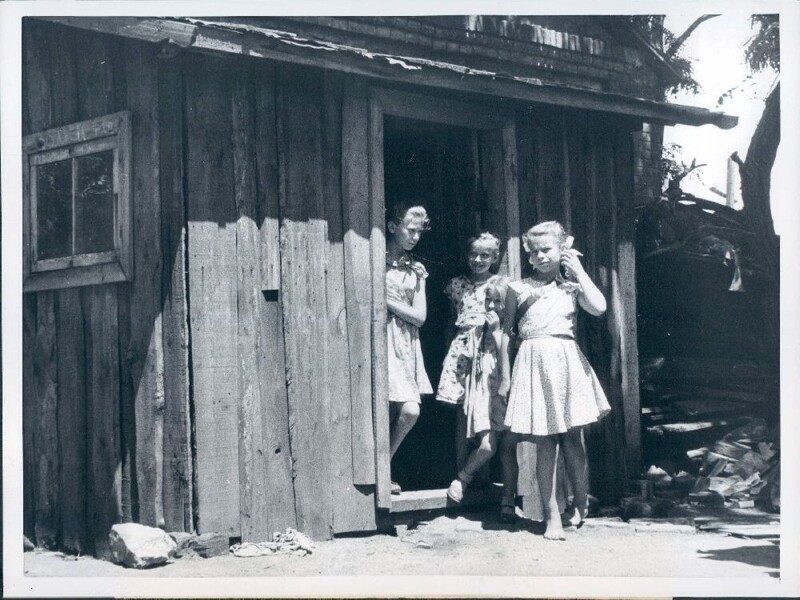 Город не указан. 1959. Девушки стоят возле дома, где когда-то жил Хрущев